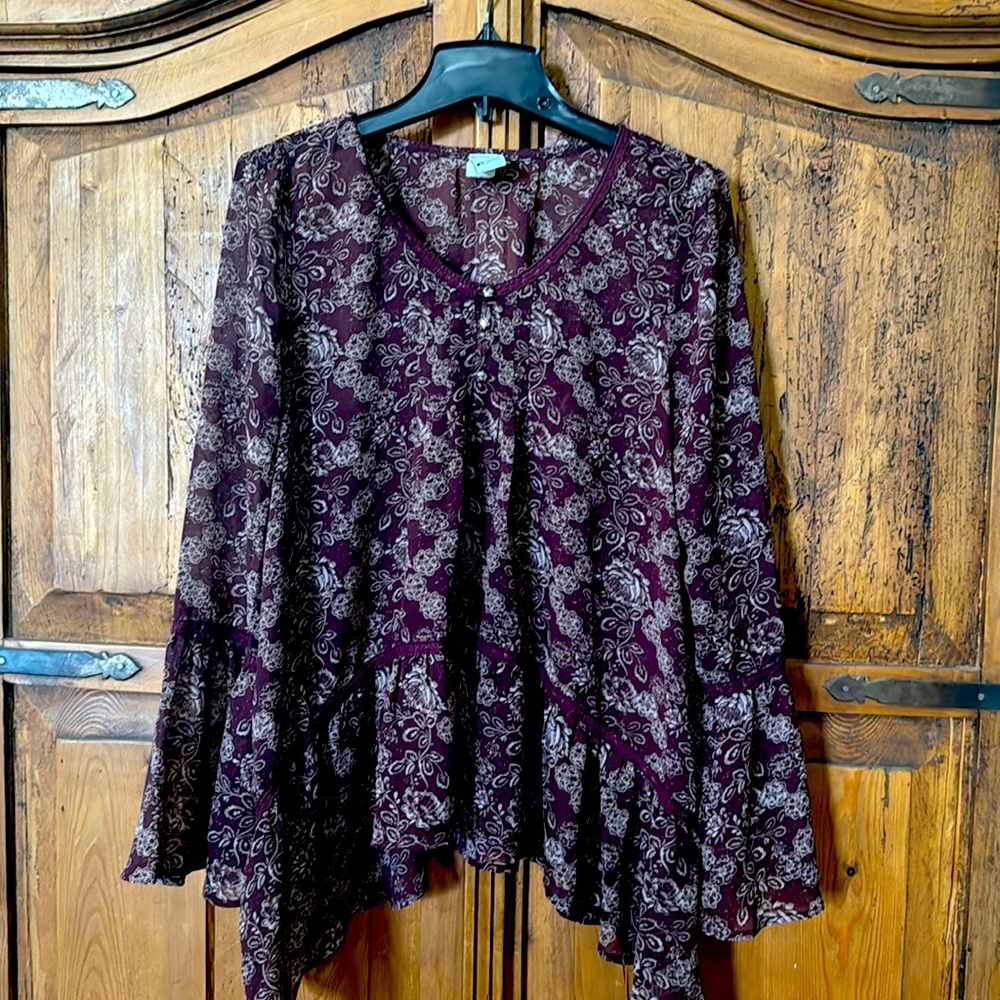 Cute maroon flowy top with ruffle hem and sleeves